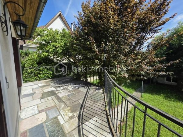 Dans un secteur résidentiel recherché de Gournay-sur-Marne, découvrez cette maison individuelle édifiée sur un magnifique terrain arboré de 721 m², offrant un cadre de vie paisible et verdoyant.
Dès l'entrée, vous serez séduits par ses beaux volumes et son fort potentiel. 
Le rez-de-jardin comprend une vaste entrée avec de nombreux rangements, deux chambres dont une avec sa salle d'eau privative et WC, une buanderie ainsi qu'un garage de 27 m².
À l'étage principal, baigné de lumière, vous profiterez d'un agréable double séjour traversant de plus de 28 m² ouvrant sur une grande terrasse surplombant le jardin. La cuisine indépendante bénéficie également d'un accès direct à cet espace extérieur idéal pour les repas en famille ou entre amis.
L'espace nuit se compose de deux grandes chambres supplémentaires ainsi qu'une salle de bains.
À l'extérieur, le jardin arboré offre un véritable écrin de verdure à l'abri des regards. Une dépendance de près de 31 m² complète l'ensemble et pourra accueillir un bureau, un atelier, une salle de loisirs ou un espace de stockage selon vos besoins.
Les +++ : Maison individuelle, dépendance de 30,96 m², garage de 27 m², secteur calme et recherché, maison saine et entretenue.
Fort potentiel d'aménagement.
Une belle opportunité pour les familles à la recherche d'espace, de verdure et d'un cadre de vie privilégié à proximité des commodités et des bords de Marne.
A moins de 8 min à pied du centre villes avec tous les commerces, 5 min à pied des bords de marne et proximité des écoles.