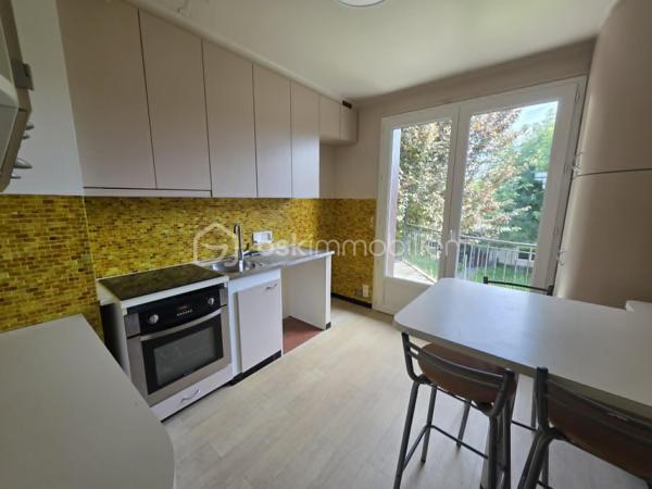 Dans un secteur résidentiel recherché de Gournay-sur-Marne, découvrez cette maison individuelle édifiée sur un magnifique terrain arboré de 721 m², offrant un cadre de vie paisible et verdoyant.
Dès l'entrée, vous serez séduits par ses beaux volumes et son fort potentiel. 
Le rez-de-jardin comprend une vaste entrée avec de nombreux rangements, deux chambres dont une avec sa salle d'eau privative et WC, une buanderie ainsi qu'un garage de 27 m².
À l'étage principal, baigné de lumière, vous profiterez d'un agréable double séjour traversant de plus de 28 m² ouvrant sur une grande terrasse surplombant le jardin. La cuisine indépendante bénéficie également d'un accès direct à cet espace extérieur idéal pour les repas en famille ou entre amis.
L'espace nuit se compose de deux grandes chambres supplémentaires ainsi qu'une salle de bains.
À l'extérieur, le jardin arboré offre un véritable écrin de verdure à l'abri des regards. Une dépendance de près de 31 m² complète l'ensemble et pourra accueillir un bureau, un atelier, une salle de loisirs ou un espace de stockage selon vos besoins.
Les +++ : Maison individuelle, dépendance de 30,96 m², garage de 27 m², secteur calme et recherché, maison saine et entretenue.
Fort potentiel d'aménagement.
Une belle opportunité pour les familles à la recherche d'espace, de verdure et d'un cadre de vie privilégié à proximité des commodités et des bords de Marne.
A moins de 8 min à pied du centre villes avec tous les commerces, 5 min à pied des bords de marne et proximité des écoles.