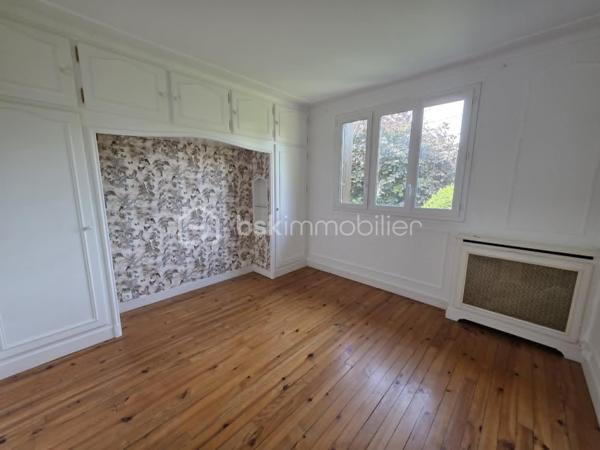 Dans un secteur résidentiel recherché de Gournay-sur-Marne, découvrez cette maison individuelle édifiée sur un magnifique terrain arboré de 721 m², offrant un cadre de vie paisible et verdoyant.
Dès l'entrée, vous serez séduits par ses beaux volumes et son fort potentiel. 
Le rez-de-jardin comprend une vaste entrée avec de nombreux rangements, deux chambres dont une avec sa salle d'eau privative et WC, une buanderie ainsi qu'un garage de 27 m².
À l'étage principal, baigné de lumière, vous profiterez d'un agréable double séjour traversant de plus de 28 m² ouvrant sur une grande terrasse surplombant le jardin. La cuisine indépendante bénéficie également d'un accès direct à cet espace extérieur idéal pour les repas en famille ou entre amis.
L'espace nuit se compose de deux grandes chambres supplémentaires ainsi qu'une salle de bains.
À l'extérieur, le jardin arboré offre un véritable écrin de verdure à l'abri des regards. Une dépendance de près de 31 m² complète l'ensemble et pourra accueillir un bureau, un atelier, une salle de loisirs ou un espace de stockage selon vos besoins.
Les +++ : Maison individuelle, dépendance de 30,96 m², garage de 27 m², secteur calme et recherché, maison saine et entretenue.
Fort potentiel d'aménagement.
Une belle opportunité pour les familles à la recherche d'espace, de verdure et d'un cadre de vie privilégié à proximité des commodités et des bords de Marne.
A moins de 8 min à pied du centre villes avec tous les commerces, 5 min à pied des bords de marne et proximité des écoles.