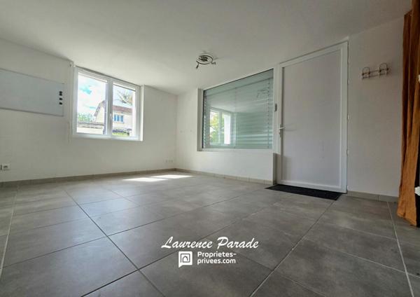 Maison divisée en deux parties avec hangar et jardin