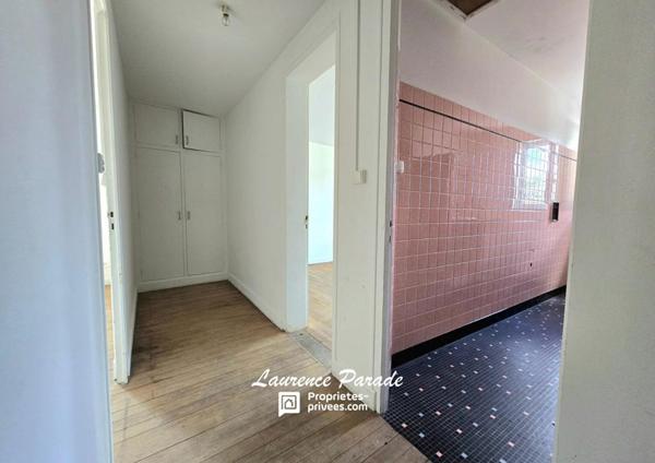 Maison divisée en deux parties avec hangar et jardin