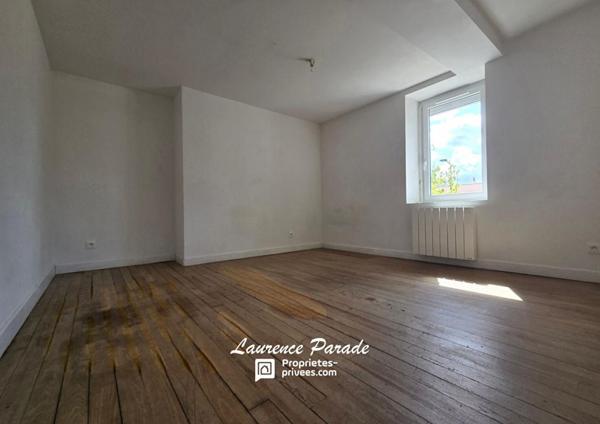 Maison divisée en deux parties avec hangar et jardin