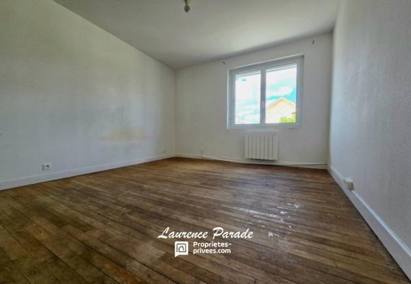 Maison divisée en deux parties avec hangar et jardin