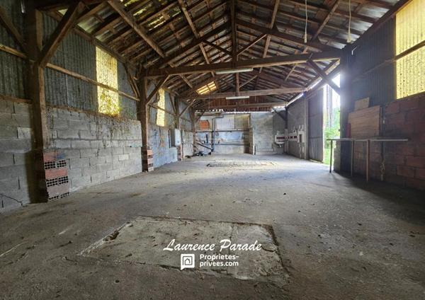 Maison divisée en deux parties avec hangar et jardin