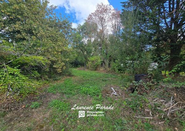 Maison divisée en deux parties avec hangar et jardin