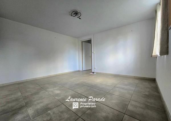 Maison divisée en deux parties avec hangar et jardin