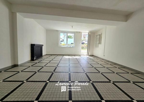 Maison divisée en deux parties avec hangar et jardin