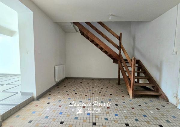 Maison divisée en deux parties avec hangar et jardin