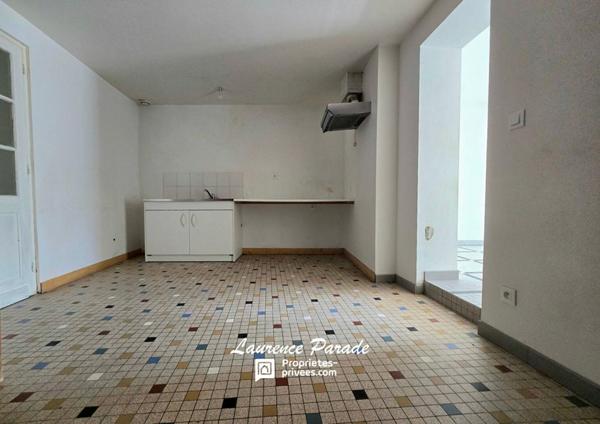 Maison divisée en deux parties avec hangar et jardin