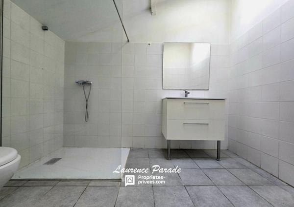 Maison divisée en deux parties avec hangar et jardin