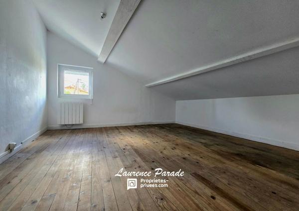 Maison divisée en deux parties avec hangar et jardin