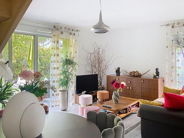 A vendre Angers plateau Mayenne proche Hauts de Saint Aubin, proche arrêt de tramway, maison 3 chambres, séjour sur terrasse et jardinet clos, cuisine aménagée équipée, deux places de parking,chauffage collectif.