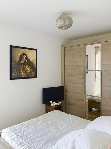 A vendre Angers plateau Mayenne proche Hauts de Saint Aubin, proche arrêt de tramway, maison 3 chambres, séjour sur terrasse et jardinet clos, cuisine aménagée équipée, deux places de parking,chauffage collectif.