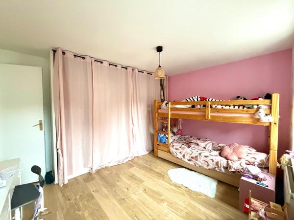 Maison de 185m², 4 chambres et jardin.