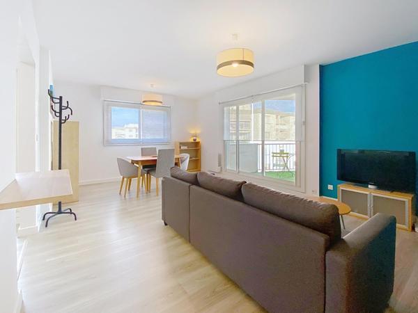 T3 entièrement rénové avec terrasse proche Tram A