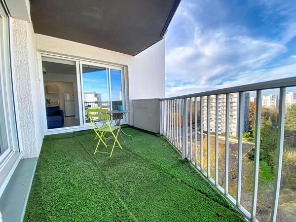 T3 entièrement rénové avec terrasse proche Tram A