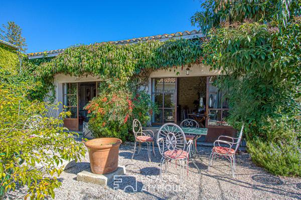 Ancienne ferme rénovée avec jardin verdoyant et dépendances