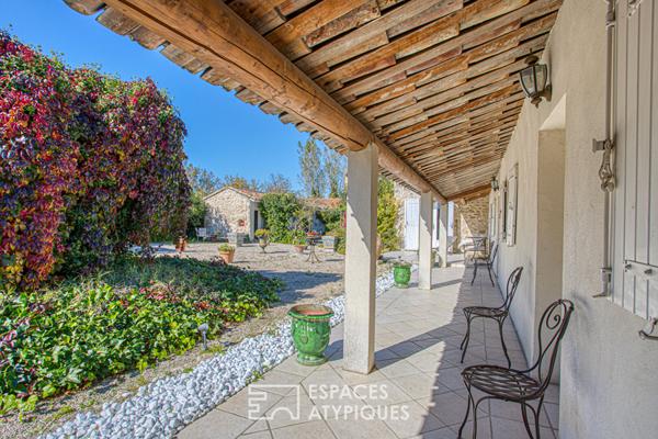 Ancienne ferme rénovée avec jardin verdoyant et dépendances