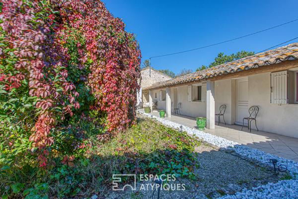 Ancienne ferme rénovée avec jardin verdoyant et dépendances
