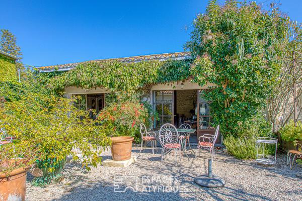 Ancienne ferme rénovée avec jardin verdoyant et dépendances