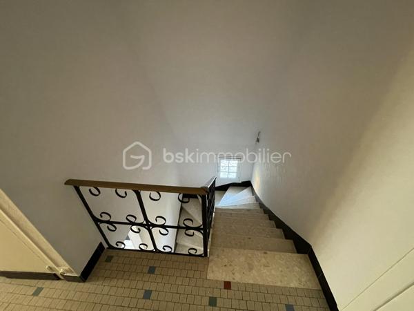 En exclusivité sur le secteur de Lalinde, cette superbe maison construite en pierre de taille, de style Périgourdin, située sur le secteur de Lalinde. Avec ses 120 m² habitables, cette propriété, bâtie dans les années 70, a été soigneusement entretenue.
Edifiée en position dominante sur un grand terrain clos de 8232 m², elle bénéficie d’une vue dégagée, garantissant tranquillité et intimité sans vis-à-vis. De plus, cette parcelle est entièrement constructible, avec la possibilité de créer un accès indépendant pour différents projets.
Pour les amateurs d’espaces généreux, une parcelle agricole de 24000 m² est également disponible à la vente en supplément, offrant une opportunité unique pour les passionnés de nature ou d’agriculture.

Description de la maison :
- Hall d’entrée avec placard
- Cuisine séparée et équipée de 13 m²
- Séjour lumineux orienté plein sud de 33 m² avec cheminée à insert
- Deux chambres de 10 m² et 15 m² avec parquet, dont une avec accès direct à l’extérieur
- WC séparé et coin lavabo

À l’étage :
- Deux chambres de 12 m² avec parquet et stores électriques
- Salle de bain avec placard

Confort :
- Menuiseries double vitrage PVC (sauf dans le séjour et la porte d'entrée en double vitrage bois)
-Volets battants bois et stores électriques à l'étage.
- Chauffage central et eau chaude via pompe à chaleur (installation de 2020) et chaudière au fuel (2010) en soutien pour les périodes de grand froid.
- Portail automatique en PVC.
- Fibre
- Assainissement individuel non conforme.

Extérieur :
- Grande terrasse de 45 m² plus contournement de la maison offrant un accès pratique aux différents espaces extérieurs.
- Portail automatique en PVC, accès et parking en enrobé
- Local technique pour pompe à chaleur et chaudière au fuel
- Pigeonnier avec cave enterrée
- Plusieurs dépendances : garage, box de jardin, buanderie, cave, bergerie, atelier, et bûcher complètent cette propriété.

Disponible à la visite 7 jours sur 7, n'hésitez pas à venir découvrir ce bien unique à votre convenance.
Collaboration entre professionnels de l'immobilier OK.

To seize exclusively on the sector of Lalinde, this superb house built in stone, Perigord style, located in the heart of the popular area of Lalinde. With its 120 m2 of living space, this property, built in the 70s, has been carefully maintained.
Built in a dominant position on a large enclosed plot of 8232 m 2, it enjoys an unobstructed view, guaranteeing tranquility and privacy without vis-à-vis. In addition, this plot is fully constructible, with the possibility of creating independent access for different projects.
For lovers of generous spaces, an agricultural plot of 24000 m2 is also available for sale as an additional charge, offering a unique opportunity for nature or agriculture enthusiasts.

Description of the house:
- Entrance hall with cupboard
- Separate and equipped kitchen of 13 m 2
- Bright living room facing south of 33 m2 with fireplace insert
- Two bedrooms of 10 m2 and 15 m2 with wooden floors, one with direct access to the outside
- Separate toilet and sink area

Upstairs:
- Two bedrooms of 12 m2 with wooden floors and electric blinds
- Bathroom with closet

Comfort:
- PVC double glazed joinery (except in the living room and the entrance door in wood double glazing)
-Wooden shutters and electric blinds on the floor.
- Central heating and hot water via heat pump (installation from 2020) and oil-fired boiler (2010) in support for periods of extreme cold.
- Automatic gate in PVC.
- Fiber
- Non-compliant individual sanitation.

Exterior:
- Large terrace of 45 m2 plus bypass of the house offering convenient access to various outdoor spaces.
- Automatic PVC gate, access and parking in asphalt
- Technical room for heat pump and oil boiler
- Dovecote with underground cellar
- Several outbuildings: garage, garden box, laundry room, cellar, barn, workshop, and woodshed complete this property.

Available to visit 7 days a week, do not hesitate to come and discover this unique property at your convenience.