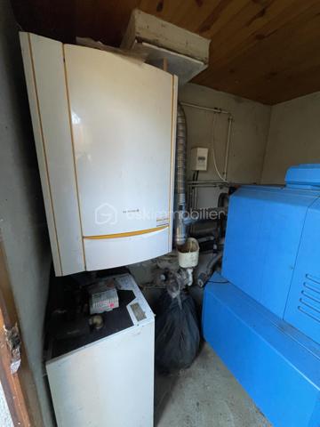 En exclusivité sur le secteur de Lalinde, cette superbe maison construite en pierre de taille, de style Périgourdin, située sur le secteur de Lalinde. Avec ses 120 m² habitables, cette propriété, bâtie dans les années 70, a été soigneusement entretenue.
Edifiée en position dominante sur un grand terrain clos de 8232 m², elle bénéficie d’une vue dégagée, garantissant tranquillité et intimité sans vis-à-vis. De plus, cette parcelle est entièrement constructible, avec la possibilité de créer un accès indépendant pour différents projets.
Pour les amateurs d’espaces généreux, une parcelle agricole de 24000 m² est également disponible à la vente en supplément, offrant une opportunité unique pour les passionnés de nature ou d’agriculture.

Description de la maison :
- Hall d’entrée avec placard
- Cuisine séparée et équipée de 13 m²
- Séjour lumineux orienté plein sud de 33 m² avec cheminée à insert
- Deux chambres de 10 m² et 15 m² avec parquet, dont une avec accès direct à l’extérieur
- WC séparé et coin lavabo

À l’étage :
- Deux chambres de 12 m² avec parquet et stores électriques
- Salle de bain avec placard

Confort :
- Menuiseries double vitrage PVC (sauf dans le séjour et la porte d'entrée en double vitrage bois)
-Volets battants bois et stores électriques à l'étage.
- Chauffage central et eau chaude via pompe à chaleur (installation de 2020) et chaudière au fuel (2010) en soutien pour les périodes de grand froid.
- Portail automatique en PVC.
- Fibre
- Assainissement individuel non conforme.

Extérieur :
- Grande terrasse de 45 m² plus contournement de la maison offrant un accès pratique aux différents espaces extérieurs.
- Portail automatique en PVC, accès et parking en enrobé
- Local technique pour pompe à chaleur et chaudière au fuel
- Pigeonnier avec cave enterrée
- Plusieurs dépendances : garage, box de jardin, buanderie, cave, bergerie, atelier, et bûcher complètent cette propriété.

Disponible à la visite 7 jours sur 7, n'hésitez pas à venir découvrir ce bien unique à votre convenance.
Collaboration entre professionnels de l'immobilier OK.

To seize exclusively on the sector of Lalinde, this superb house built in stone, Perigord style, located in the heart of the popular area of Lalinde. With its 120 m2 of living space, this property, built in the 70s, has been carefully maintained.
Built in a dominant position on a large enclosed plot of 8232 m 2, it enjoys an unobstructed view, guaranteeing tranquility and privacy without vis-à-vis. In addition, this plot is fully constructible, with the possibility of creating independent access for different projects.
For lovers of generous spaces, an agricultural plot of 24000 m2 is also available for sale as an additional charge, offering a unique opportunity for nature or agriculture enthusiasts.

Description of the house:
- Entrance hall with cupboard
- Separate and equipped kitchen of 13 m 2
- Bright living room facing south of 33 m2 with fireplace insert
- Two bedrooms of 10 m2 and 15 m2 with wooden floors, one with direct access to the outside
- Separate toilet and sink area

Upstairs:
- Two bedrooms of 12 m2 with wooden floors and electric blinds
- Bathroom with closet

Comfort:
- PVC double glazed joinery (except in the living room and the entrance door in wood double glazing)
-Wooden shutters and electric blinds on the floor.
- Central heating and hot water via heat pump (installation from 2020) and oil-fired boiler (2010) in support for periods of extreme cold.
- Automatic gate in PVC.
- Fiber
- Non-compliant individual sanitation.

Exterior:
- Large terrace of 45 m2 plus bypass of the house offering convenient access to various outdoor spaces.
- Automatic PVC gate, access and parking in asphalt
- Technical room for heat pump and oil boiler
- Dovecote with underground cellar
- Several outbuildings: garage, garden box, laundry room, cellar, barn, workshop, and woodshed complete this property.

Available to visit 7 days a week, do not hesitate to come and discover this unique property at your convenience.