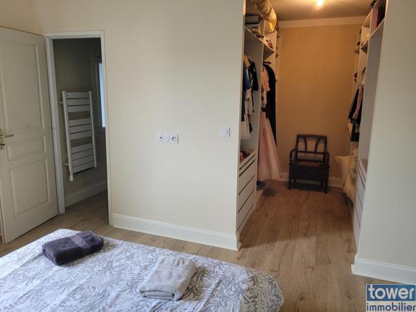 Villa 3 faces de 240 m2 sur 1200 m2 de terrain avec piscine