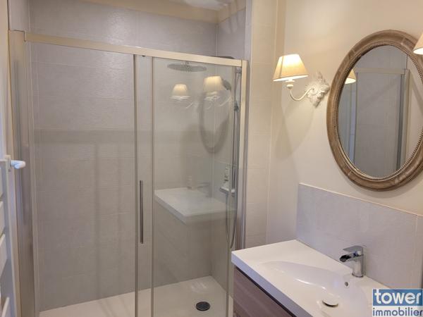 Villa 3 faces de 240 m2 sur 1200 m2 de terrain avec piscine