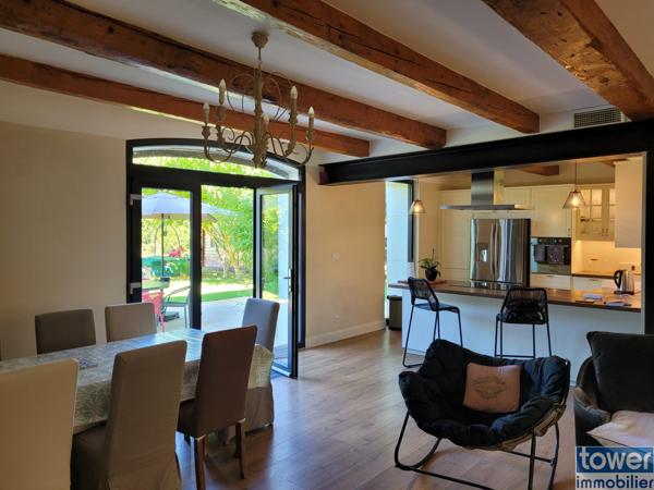 Villa 3 faces de 240 m2 sur 1200 m2 de terrain avec piscine