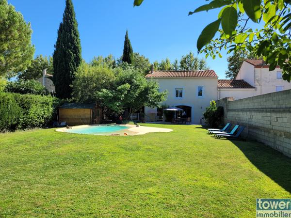 Villa 3 faces de 240 m2 sur 1200 m2 de terrain avec piscine