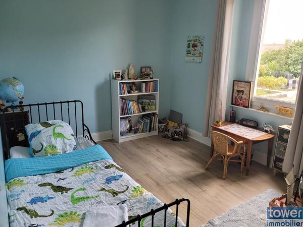 Villa 3 faces de 240 m2 sur 1200 m2 de terrain avec piscine