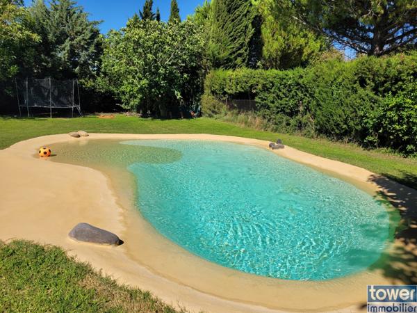 Villa 3 faces de 240 m2 sur 1200 m2 de terrain avec piscine