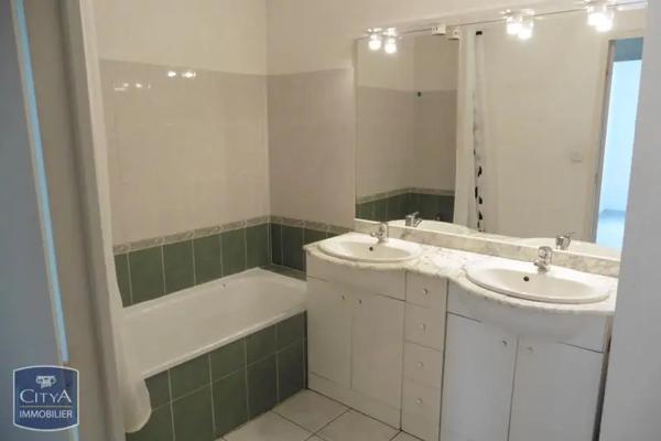 Appartement à louer 3 pièces 55.1m² Nîmes (30900)