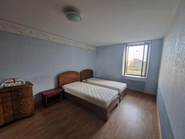 Très belle propriété, granges, terrain muré