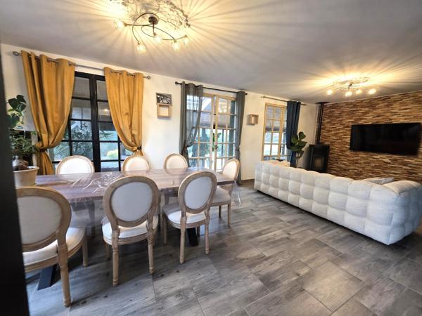 Maison traditionnelle rénovée , ses 5 chambres, sa piscine couverte et son garage !