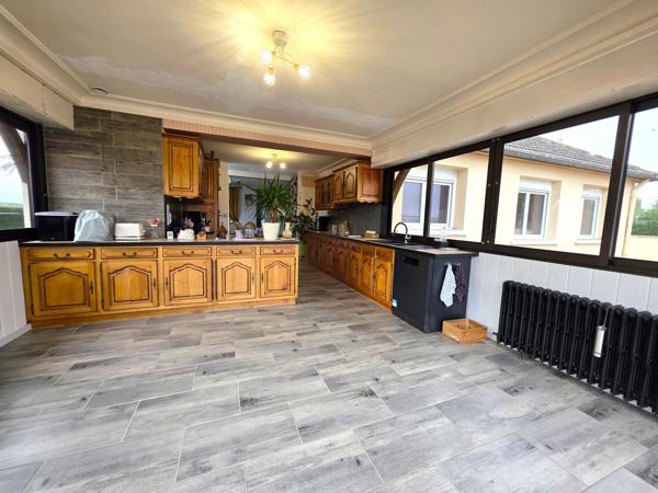 Maison traditionnelle rénovée , ses 5 chambres, sa piscine couverte et son garage !