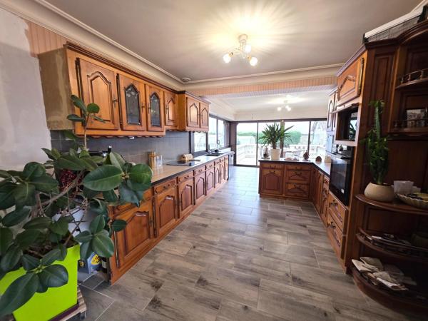 Maison traditionnelle rénovée , ses 5 chambres, sa piscine couverte et son garage !
