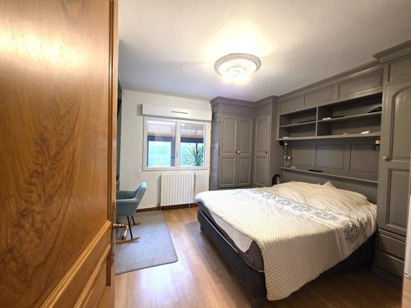 Maison traditionnelle rénovée , ses 5 chambres, sa piscine couverte et son garage !