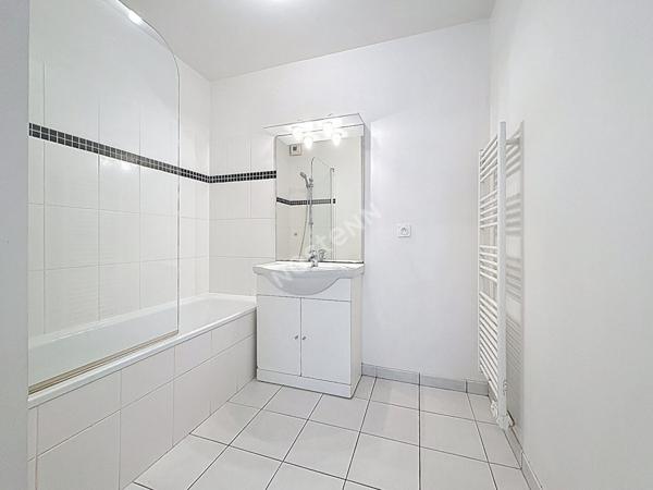 TOURS CENTRE - balcon et place de parking - copropriété 2012