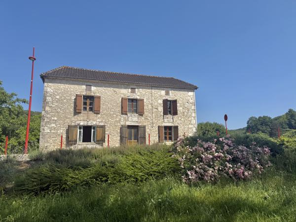 Montaigu-de-Quercy (82150) TARN ET GARONNE MONTAIGU DE QUERCY Maison en pierre au village avec 2 chambres, dépendants et 4033m2 de te