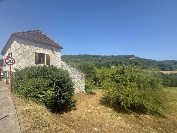 Montaigu-de-Quercy (82150) TARN ET GARONNE MONTAIGU DE QUERCY Maison en pierre au village avec 2 chambres, dépendants et 4033m2 de te