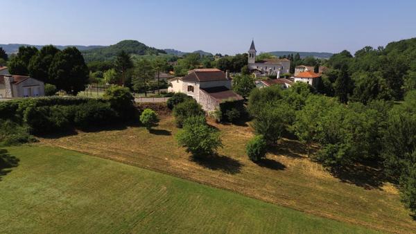 Montaigu-de-Quercy (82150) TARN ET GARONNE MONTAIGU DE QUERCY Maison en pierre au village avec 2 chambres, dépendants et 4033m2 de te