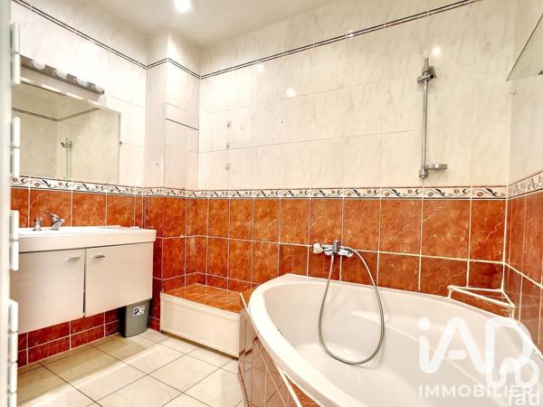 Location appartement 3 pièces 69 m² Courbevoie
