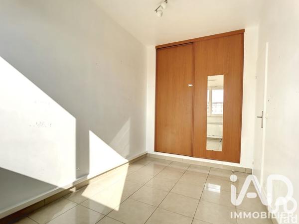 Location appartement 3 pièces 69 m² Courbevoie