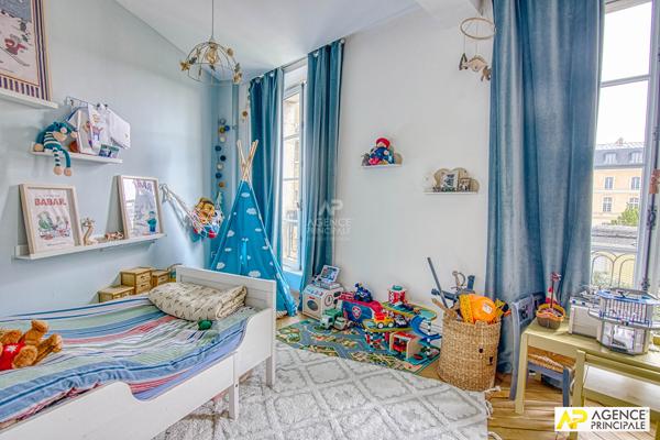 Versailles Chantiers / St Louis Appartement 5 pièces 107 m² carrez situé au 2ème étage d un immeuble ancien 1 130 000 € **  - Référence  28859