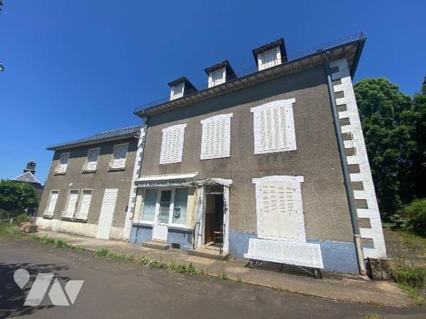 A VENDRE à Saint-Bonnet-de-Salers (CANTAL), un ensemble immobilier avec une partie à usage d'ha...