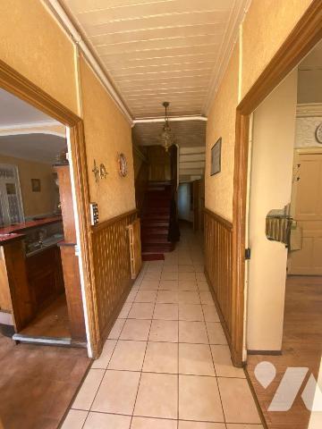 A VENDRE à Saint-Bonnet-de-Salers (CANTAL), un ensemble immobilier avec une partie à usage d'ha...