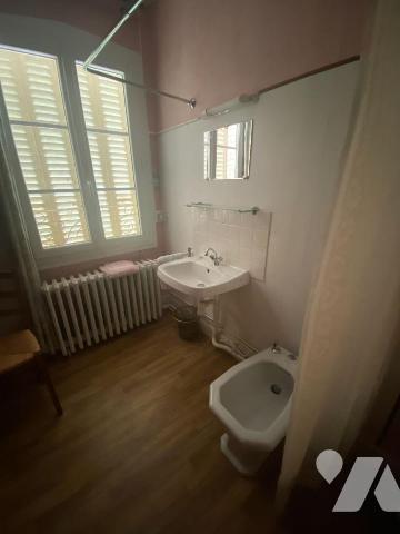 A VENDRE à Saint-Bonnet-de-Salers (CANTAL), un ensemble immobilier avec une partie à usage d'ha...