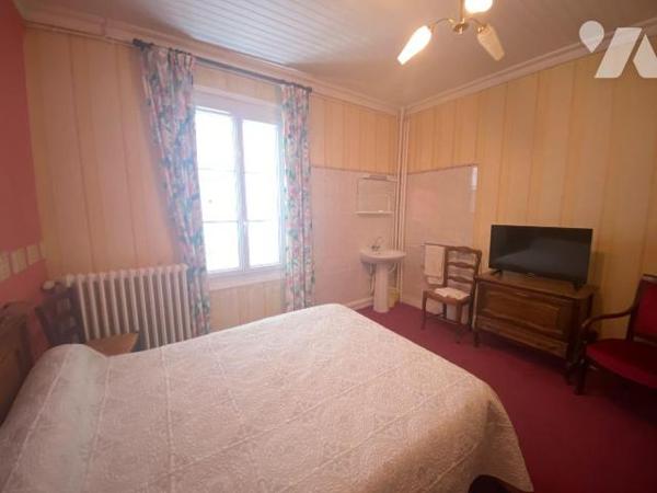 A VENDRE à Saint-Bonnet-de-Salers (CANTAL), un ensemble immobilier avec une partie à usage d'ha...