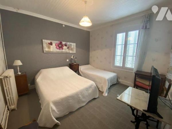 A VENDRE à Saint-Bonnet-de-Salers (CANTAL), un ensemble immobilier avec une partie à usage d'ha...